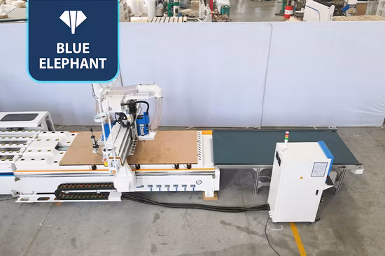 Macchina per la produzione di mobili con router CNC per legno con alimentazione automatica e nidificazione con etichettatura automatica